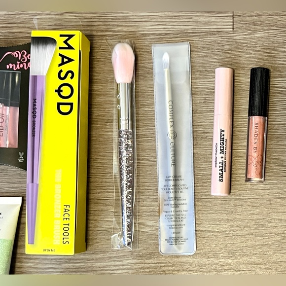 Lot of Brand New Assorted Skin Care, Makeup, & Tools - Picture 4 of 5